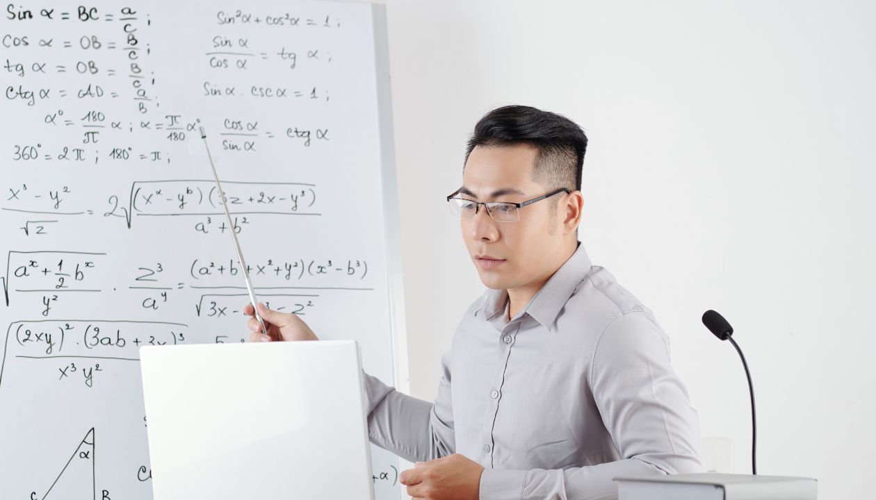 Азиатский учитель. Учитель Азиат. Asian Math teacher.